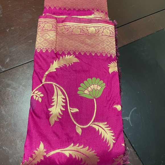 Vibrant purplish ready to wear saree  Blouse with Gold Accents - Picture 2 of 9